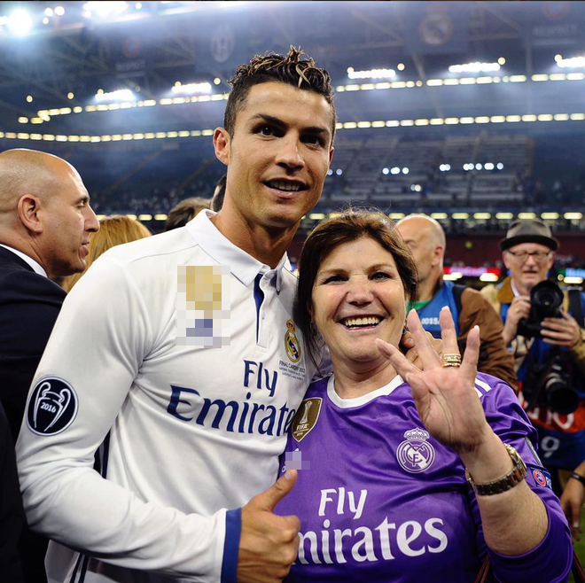 
Mái tóc trước khi cạo của Ronaldo, mẹ anh đang giơ 4 ngón tay, chỉ 4 danh hiệu Champions League mà con trai bà đạt được (2008, 2014, 2016, 2017).
