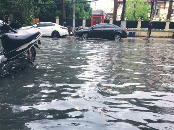 
Khu vực Nguyễn Du, Hà Nội bị ngập sau trận mưa được mong chờ nhất hè này. (Ảnh: Otofun)