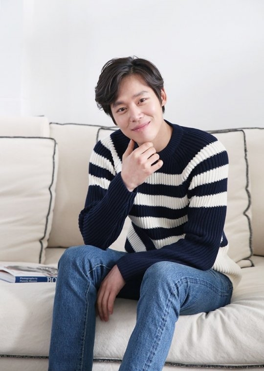 
Không sở hữu gương mặt mỹ nam điển hình nhưng ở Han Joo Wan có nét đẹp của sự nam tính và trưởng thành. Nếu như nhận vai diễn này, anh có lẽ sẽ trở thành một trong những giáo viên "hot boy" của màn ảnh Hàn Quốc.