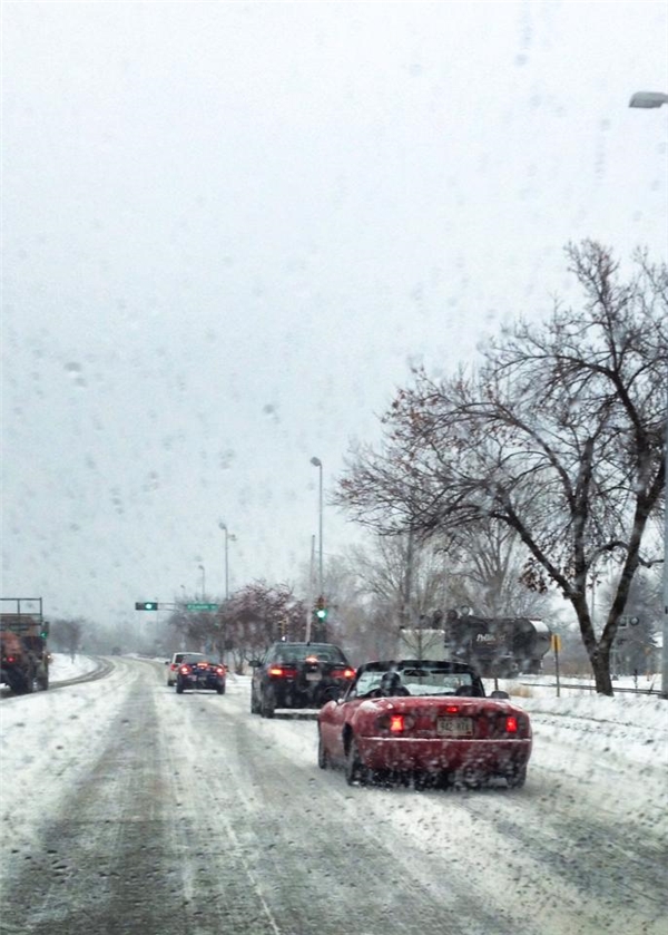 
Vào một ngày tuyết rơi ngập lối ở Madison, Wisconsin, thanh niên chịu chơi này vẫn chạy xe mui trần bon bon trên phố.
