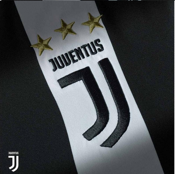 
Logo mới của Juventus được thêu ở phía ngực trái