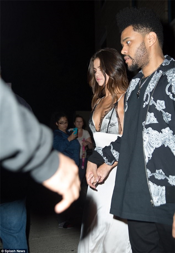 Selena Gomez hở táo bạo trên phố khiến The Weeknd cũng phải ngỡ ngàng