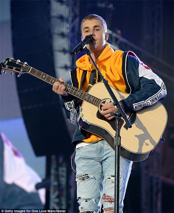 
Justin Bieber biểu diễn Love Yourself trong concert từ thiện của Ariana Grande.