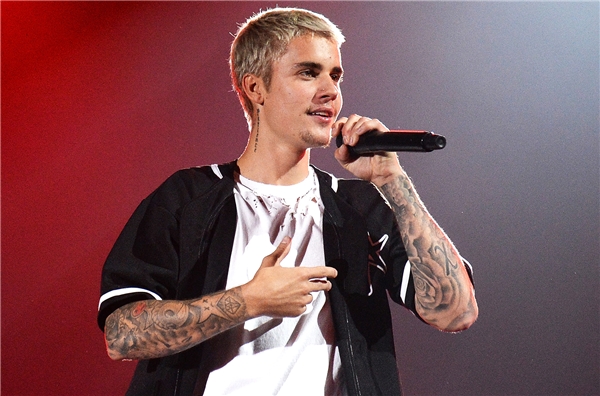 
Ngoài sở thích về âm nhạc, Justin Bieber có thể chơi được được các nhạc cụ như guitar, piano, kèn và trống.