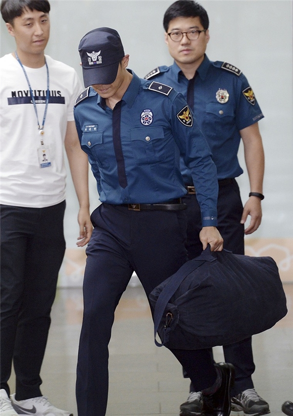 
T.O.P bị bãi bỏ chức vụ tại sở cảnh sát và có thể về nhà.