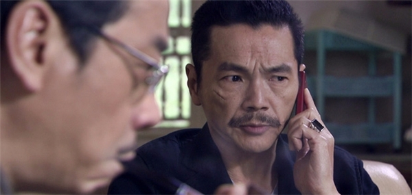 
Hắn gợi ý cho Lương Bổng cứ để Phan Hải bị bắt rồi sẽ tìm cách đưa ra nhưng khi Lương Bổng vừa dập máy hắn đã trở mặt ngay.
