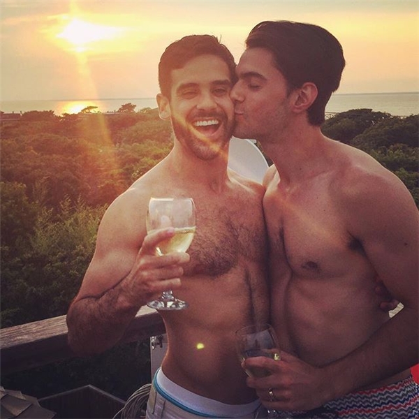 
Victor và Javier đã ở bên nhau suốt 7 năm mặc dù ở Miami, đồng tính là một điều tối kị. Cuối cùng, một cái kết viên mãn đã đến với họ khi Javier cầu hôn với Victor trong kì nghỉ tại đảo Fire giữa sự ủng hộ và chúc mừng từ phía bạn bè.