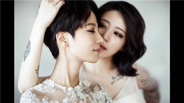 
Sau bao năm gắn bó, giờ đây chuyện tình giữa Hana và Kyung Eun nhận được rất nhiều lời chúc phúc từ mọi người, đây cũng được mệnh danh là cặp đôi đồng tính đẹp nhất xứ Hàn. 