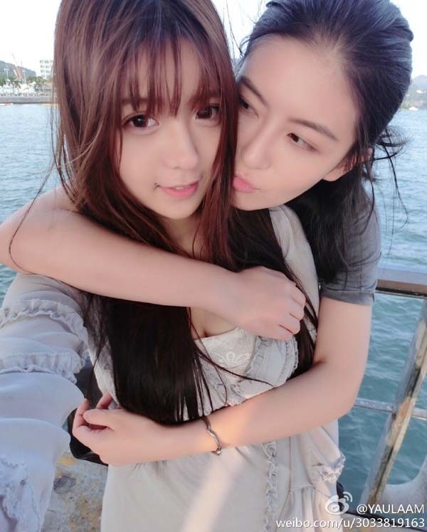 
Khi công khai yêu nhau, cặp đôi Yaulaam và Tiểu Nãi Bình Nhi đã khiến cư dân mạng Trung Quốc "dậy sóng" vì cả hai đều là những hot girl xinh đẹp ai ai cũng "thèm muốn".