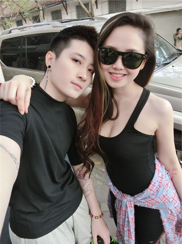
Ngọc Trang - Lin Jay là cặp đồng tính nữ thu hút đông đảo sự quan tâm của giới trẻ Việt. Dù đã yêu nhau được một thời gian nhưng cả hai chỉ mới công khai mối quan hệ trong thời gian gần đây. 