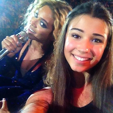 Giơ máy lên selfie, rồi bằng một thế lực huyền bí nào đó, Beyoncé xuất hiện???
