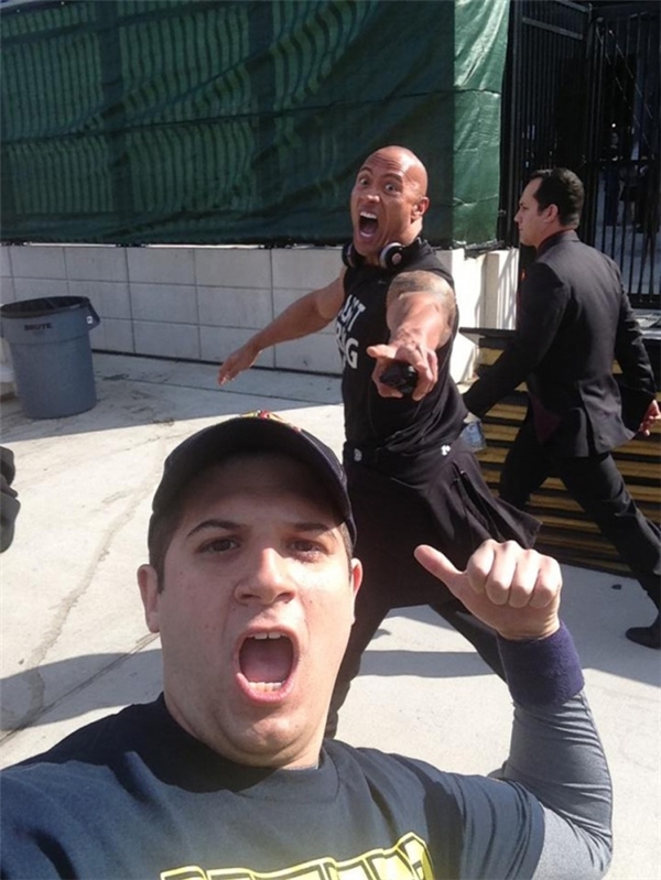 Đang selfie thì gặp ngay võ sĩ kiêm siêu sao hành động Dwayne ''The Rock'' Johnson tham gia cùng.