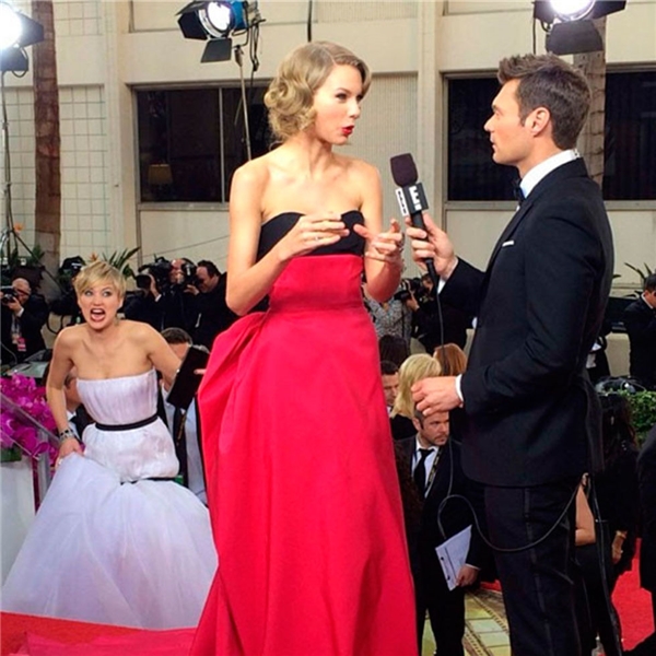 Tại lễ trao giải Quả Cầu Vàng 2014, Jennifer Lawrence đã “làm trò cười” sau lưng Taylor Swift như thế này đây...