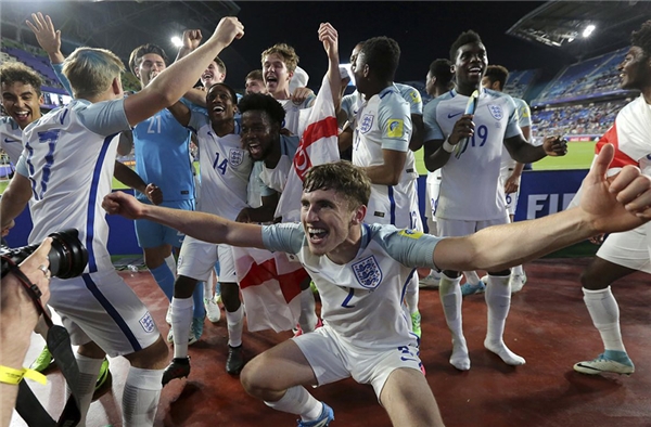 
Các cầu thủ U20 Anh ăn mừng chiến thắng