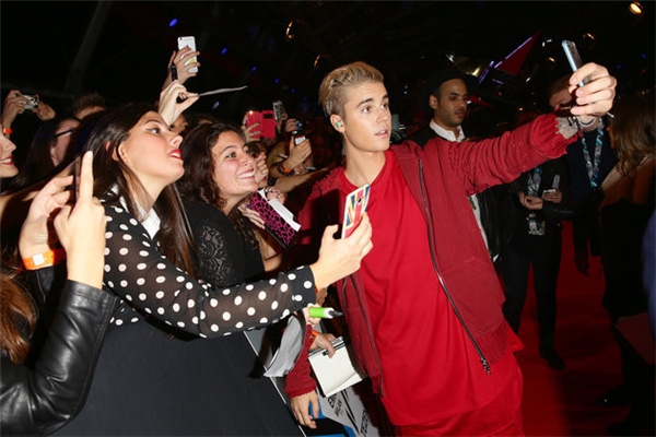 
Để được ​giao lưu với Justin Bieber sau buổi diễn, được phép chụp ảnh tự sướng với nam ca sĩ các fan cần bỏ ra 44 triệu VNĐ.