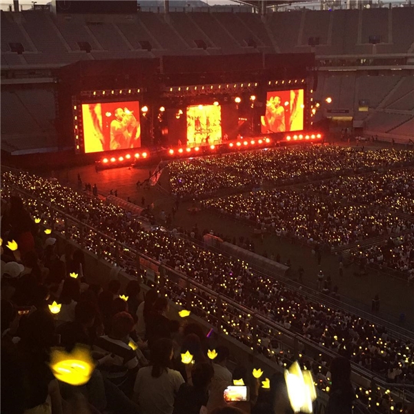 
Toàn cảnh khán đài solo-concert của G-Dragon sẽ khiến nhiều nhóm nhạc phải ghen tị về độ hoành tráng và sự đông đảo các fan của anh chàng.