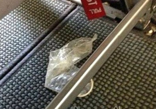 Một chiếc bao cao su đã qua sử dụng rớt lại dưới ghế máy bay.