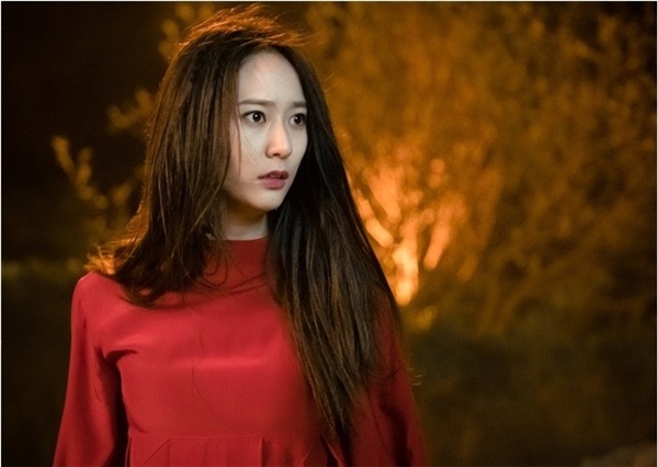 
Biểu cảm gương mặt của Krystal trong bức ảnh "nhá hàng" của đoàn làm phim gây nên sự tò mò của công chúng khi không biết điều gì đã khiến cho nữ thần Mura phải "đứng hình" như vậy.