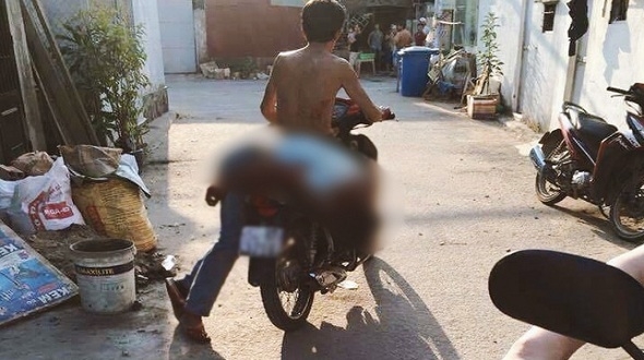 
Sau khi gây ra án mạng, bị cáo Nam đã bình tĩnh chở xác con rể bằng chiếc xe máy đến công an phường 13, quận Gò Vấp để đầu thú.