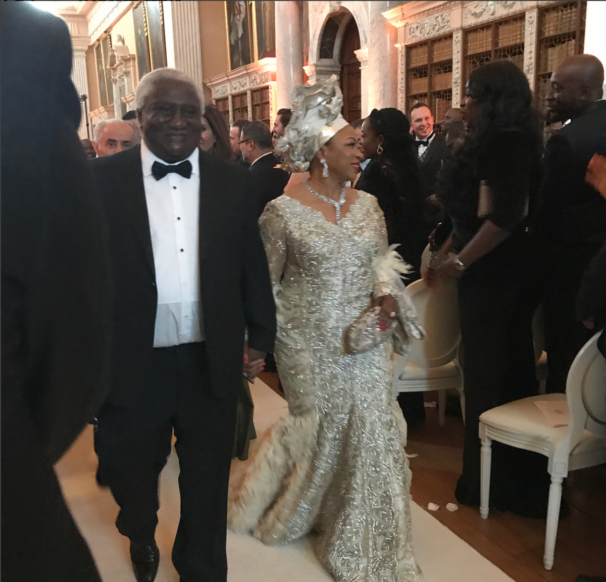 
Folarin là một trong 4 người con của nữ tỷ phú 66 tuổi - Folorunsho Alakija. Với tài sản ước tính 2,1 tỷ USD (47.670 tỷ đồng), bà được Forbes xếp hạng giàu thứ 14 ở châu Phi và là người phụ nữ da đen giàu nhất Nigeria. Bà Alakija cũng từng xếp hạng 80 trong danh sách Phụ nữ quyền lực nhất thế giới.