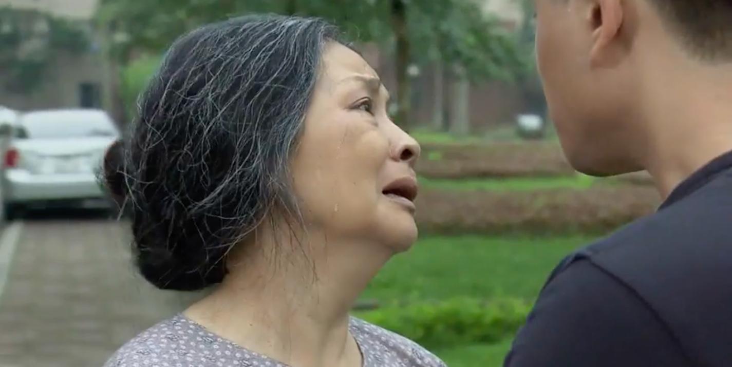 
Mẹ chồng Trang chỉ biết khóc và lo lắng cho tương lai của cháu mình. Bà vẫn không thể tin được rằng mình là người đã khiến cháu gái rơi vào vòng tay kẻ ác.