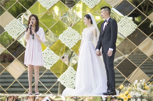 
Triệu Vy xinh đẹp tại lễ cưới của Dương Tử San - Ngô Trung Thiên.