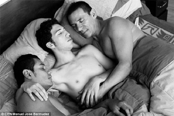 
Gia đình đồng tính "tay ba" đầu tiên của bộ ba: Manuel Bermudez (trái), Victor Prada (giữa), John Alejandro Rodriguez (phải) đã chính thức được pháp luật Colombia công nhận.