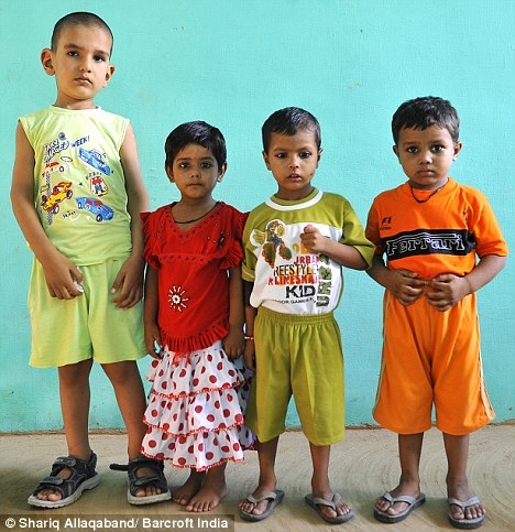 
Cậu bé Karan 2 tuổi bên cạnh các bạn đồng trang lứa. 