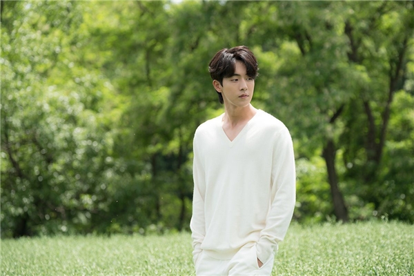 
"Chàng Thủy Thần" Nam Joo Hyuk điển trai và xuất thần trong trang phục trắng đơn giản mà tinh tế.