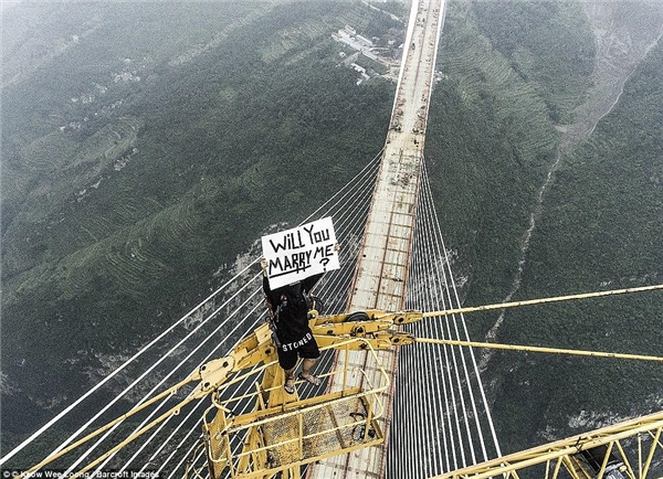 
Keow đã cầu hôn bạn gái Marta Sibielak tại cây cầu cao nhất thế giới có tên Bắc Bàn Giang.