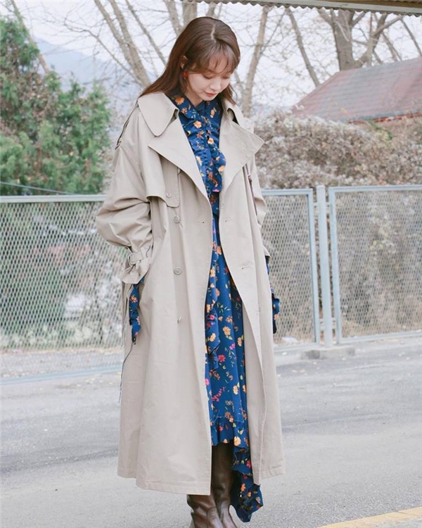 
Bộ trang phục chuẩn fashionista của Shin Min Ah. Đầm maxi phối cùng áo khoác dáng dài thời thượng càng làm tôn lên chiều cao đáng mơ ước của nữ diễn viên.