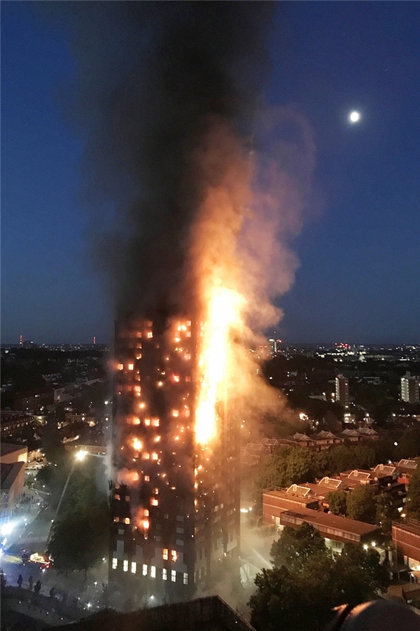 
Tòa chung cư Grenfell Tower bốc cháy phừng phực vào đêm 14/06.