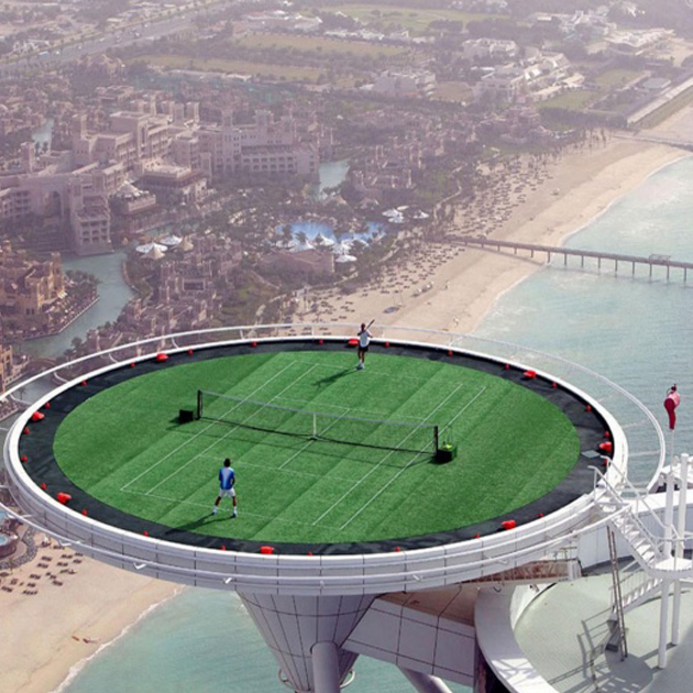 
Chơi tennis giữa không trung thế này thì đúng là chỉ có thể là Dubai.