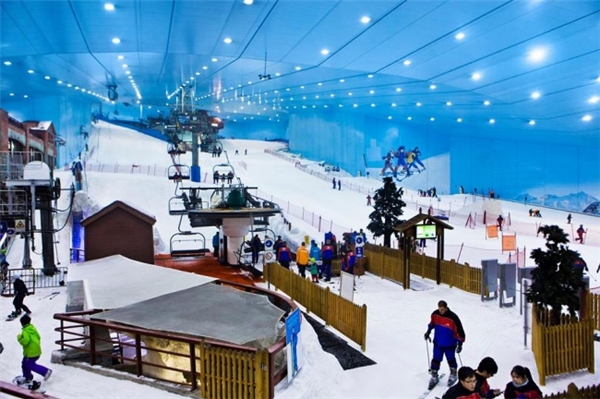 
Dù nhiệt độ bên ngoài xấp xỉ 50 độ C thì Dubai vẫn có một khu trượt tuyết rộng nhất thế giới như thế này đây! 