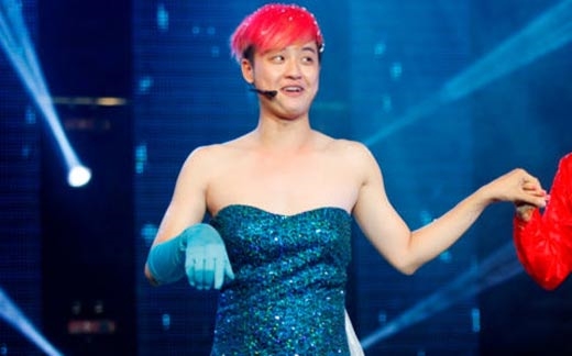 
Mái tóc đỏ đã trở thành "thương hiệu" của Thanh Duy Idol.