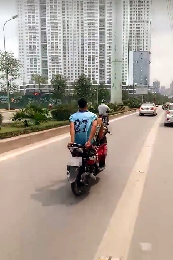 
Không những điều khiển xe máy bằng chân mà hai thanh niên còn vi phạm nhiều lỗi giao thông khác.