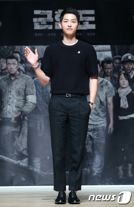 
Song Joong Ki bảnh bao trong họp báo phim Đảo Địa Ngục.