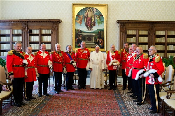 
Đại thống lĩnh dòng tu (đứng bên trái Giáo Hoàng), người sở hữu tấm hộ chiếu quý hiếm, gặp Giáo Hoàng Francis năm 2016.