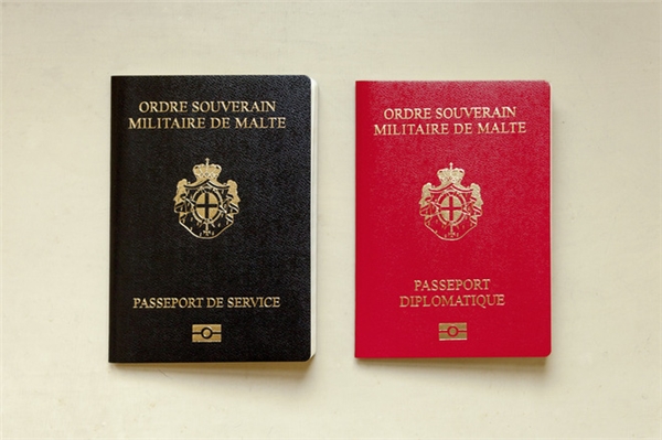 
Hộ chiếu phổ thông có màu đen, còn hộ chiếu màu đỏ này chỉ được sản xuất ra có ba cuốn mà thôi.