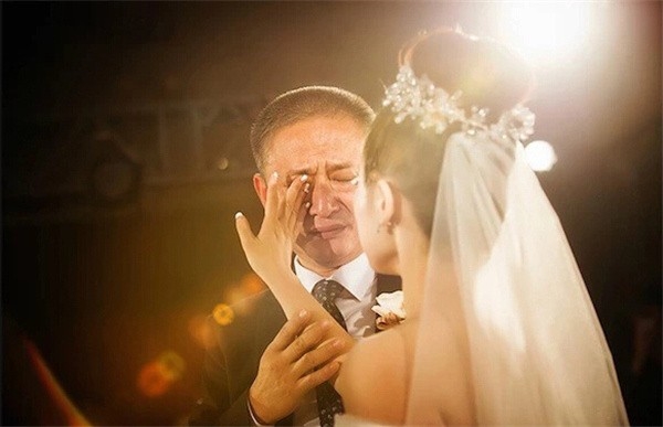 
Ngày con gái đi lấy chồng, bố đã khóc, chắc chắn đó là giọt nước mắt hạnh phúc nhưng nó đang chất chứa nỗi niềm rất khó tả. (Ảnh: Internet)