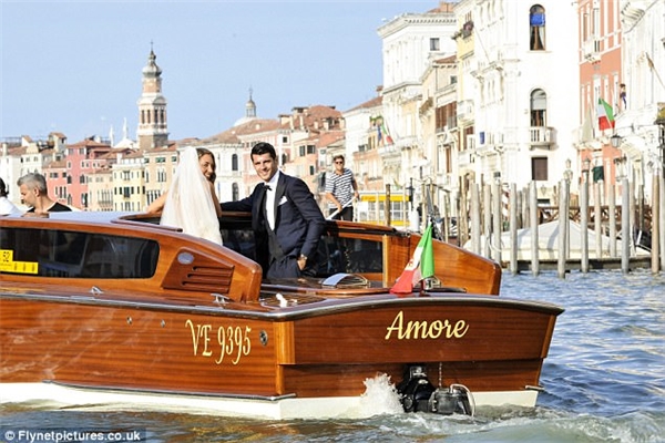 
Nét hạnh phúc trên mặt cặp đôi trẻ.


Morata giúp vợ bước lên khỏi tàu. 