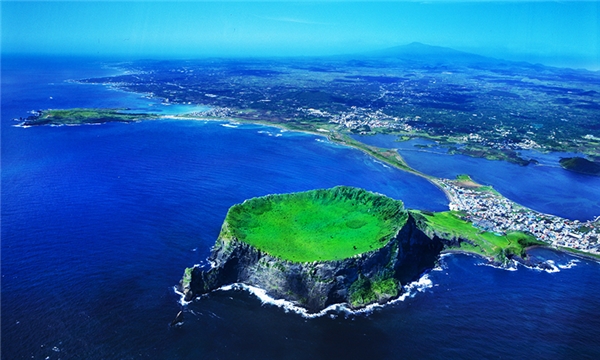 
Đỉnh Seongsan (Núi pháo đài): Nằm ở bờ biển phía Đông đảo Jeju có hình dạng như một lâu đài cổ khổng lồ, miệng núi lửa có hình chiếc bát. Nơi đây có một thảm thực vật tươi tốt và là điểm đến ngắm mặt trời mọc yêu thích của cư dân địa phương cũng như khách du lịch.