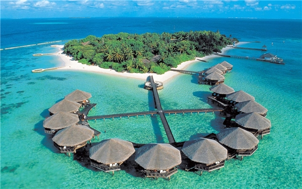 
Với cái nắng ấm áp của mặt trời, màu xanh của biển, dãy cát trắng mịn đã biến Maldives thành một nơi du lịch lý tưởng dành cho đôi lứa.