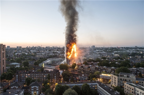 
Suốt tuần qua, những thông tin về vụ cháy kinh hoàng tại tòa nhà Grenfell (London, Anh) vẫn được cập nhật liên tục trên các mặt báo. Đến thời điểm hiện tại, vụ cháy cao ốc 27 tầng này đã cướp đi sinh mạng của 30 người. (Ảnh: AP)