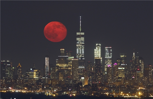 
Hiện tượng mặt trăng máu hiện lên giữa nền thành phố New York (Mỹ) hoa lệ tạo nên khung cảnh đẹp ngỡ ngàng. (Ảnh: Getty Images)