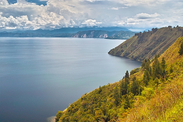 
Tâm hồn của bạn sẽ được bình yên hơn khi đến Hồ Toba. Nơi đây, có phong cảnh non nước hữu tình với làn nước trong xanh, bao quanh là các ngọn núi xanh tươi tốt làm khiến cho tâm hồn vấn vương.