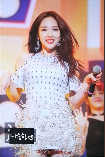 Chia tay hình ảnh ngây thơ, Nayeon diện váy ngắn hết cỡ trong concert