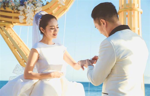 
Chiếc nhẫn cưới kim cương 10.57 carat đã được Trần Vinh Luyện đeo cho vợ mình trong đám cưới ở Hawaii.