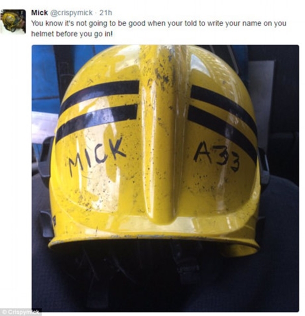 
Có hơn 200 lính cứu hỏa được điều động đến hiện trường vụ cháy. Trước khi bước vào tòa nhà làm nhiệm vụ, một người lính đã đăng tải lên mạng xã hội hình ảnh chiếc mũ bảo hộ được ghi tên mình.  (Ảnh: Trang cá nhân nhân vật)