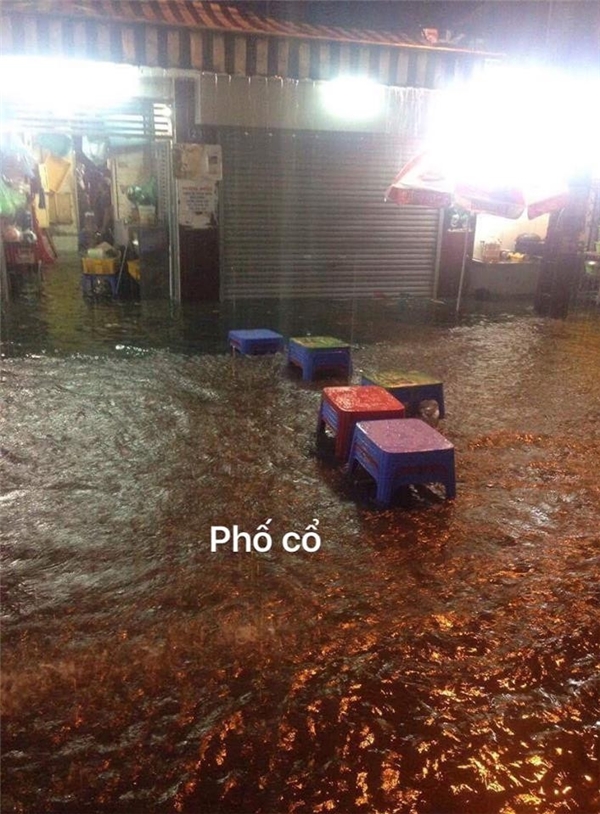 Hình ảnh phố cổ Hà Nội ngập lụt trong cơn mưa chiều nay.
